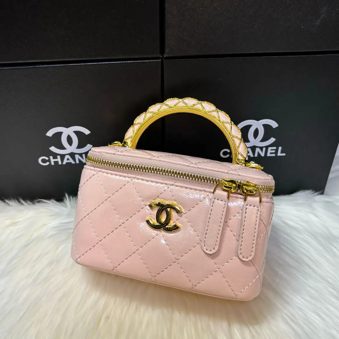 Chanel Mini Vanity Case – Iconic Compact Luxury Bag with Classic Design in Dubai UAE Chanel Mini Vanity Case – Iconic Compact Luxury Bag with Classic Design in Dubai UAE