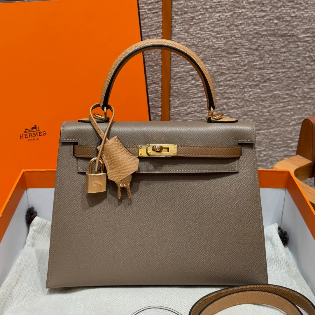 Hermès Kelly 25 Sellier in Etoupe Epsom Leather – Iconic Structured Handbag with Timeless Elegance in Dubai UAE Hermès Kelly 25 Sellier in Etoupe Epsom Leather – Iconic Structured Handbag with Timeless Elegance in Dubai UAE