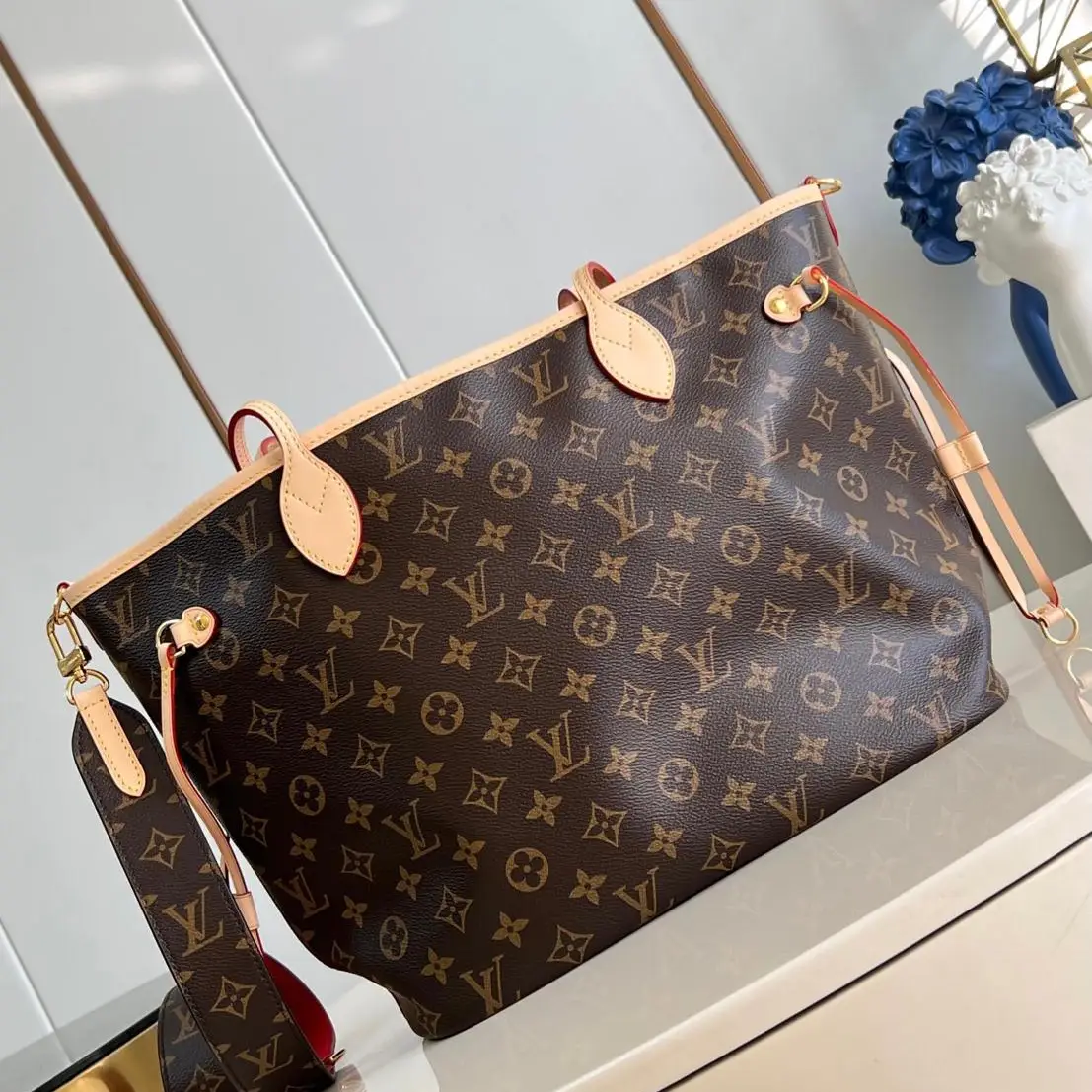 Louis Vuitton Neverfull MM Tote – Iconic Monogram Canvas Bag with Removable Pouch in Dubai UAE Louis Vuitton Neverfull MM Tote – Iconic Monogram Canvas Bag with Removable Pouch in Dubai UAE
